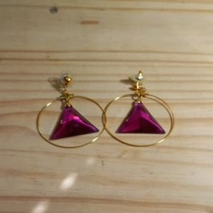 Gold tone, hoop earrings w. fuschia pink triangle